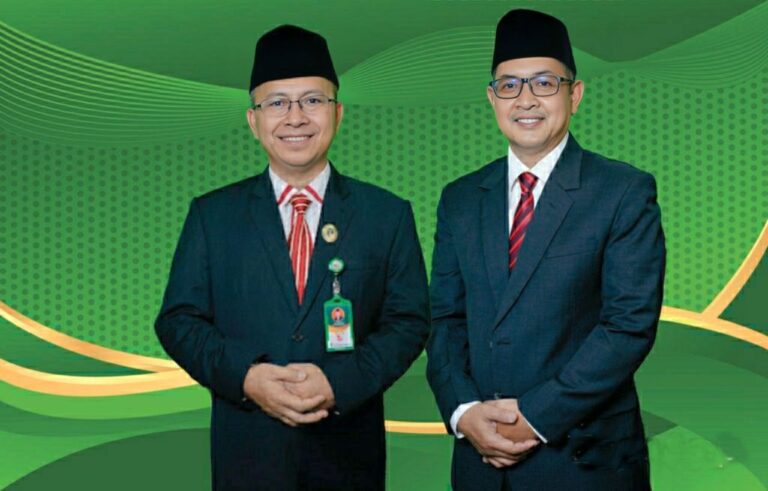 Dr. H. Syarif, MA. & Dr. Ismail Ruslan, M.Si (Rektor & Wakil Rektor III Bidang Kemahasiswaan, Alumni dan Kerjasama)